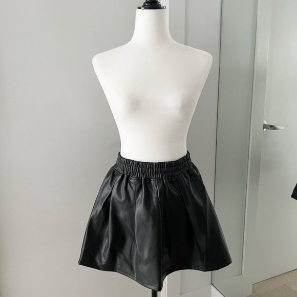 NWT | Fashion Nova | Faux Leather Pleated Skirt | Medium | Black - Picture 5 of 13